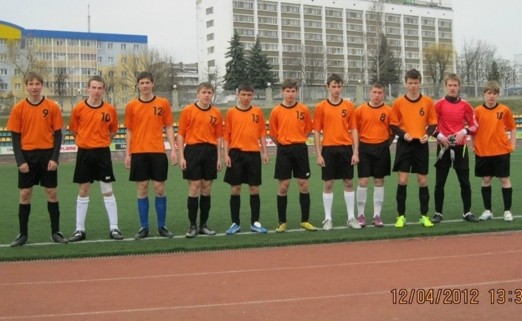 Максим Яблонский (четвертый слева) на турнире со командой своего города 2 года назад