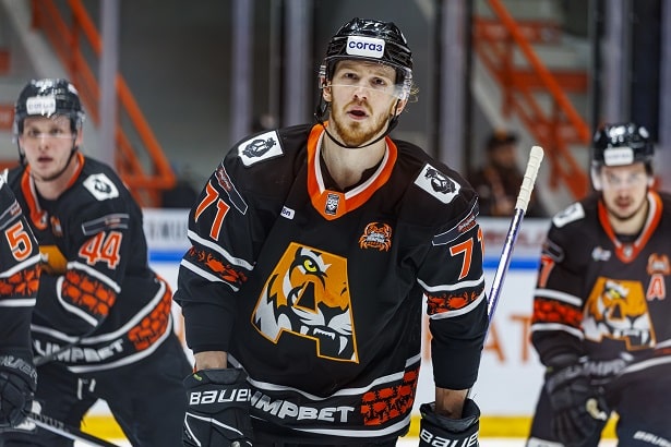 хоккеист амура свечников